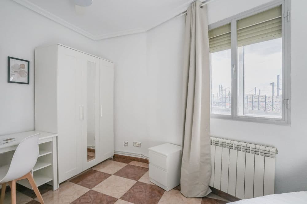 Private room in Madrid photo 3