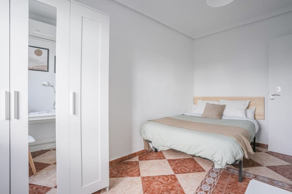 Private room in Madrid photo 3